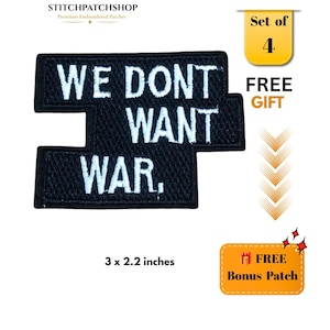 Puede incluir: Un parche bordado rectangular negro con texto blanco bordado que dice WE DONT WANT WAR. El parche mide 7,62 por 5,59 cm. El diseño presenta una fuente de estilo bloque en negrita con un borde cosido limpio, creando un aspecto de alto contraste.