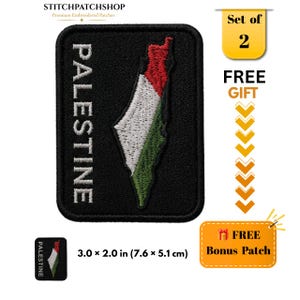 Może przedstawiać: Prostokątna czarna haftowana naszywka z napisem PALESTINE białymi wielkimi literami obok konturu mapy wypełnionego kolorami flagi palestyńskiej: czerwonym, białym, zielonym i czarnym. Naszywka ma wymiary 7,6 na 5,1 cm.