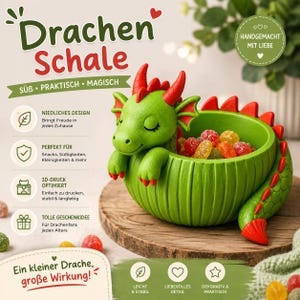 Könnte beinhalten: Eine grüne Drachenschale mit roten Hörnern und Stacheln, auf deren Rand eine schlafende Drachenfigur ruht. Die Schale enthält bunte Fruchtgummis. Der Text auf dem Bild umfasst Drachen Schale, SÜB, PRAKTISCH, MAGISCH und weitere Details.