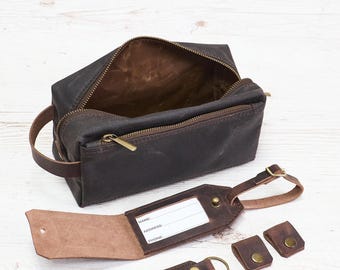 Juego de accesorios de viaje personalizados: neceser de lona encerada, etiqueta de equipaje de cuero, organizador de cables.