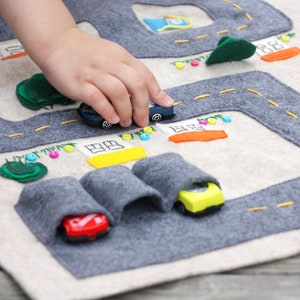Straßen Krabbeldecke - Handgemachtes Filzspielzeug - Faltbare Autospur - Straßenkarte Pretend Play - Gender Neutral - Faltbare Krabbeldecke - Garage und Autos