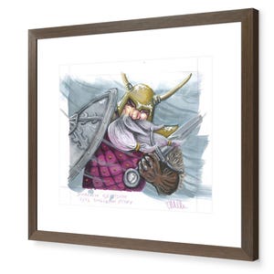 Könnte beinhalten: Ein gerahmtes Bild eines Zwergenkriegers mit goldenem gehörntem Helm und violetter Rüstung, der einen silbernen Schild und ein Schwert hält. Das Kunstwerk zeigt einen langen weißen Bart und den handschriftlichen Text Dwarven Ice Storm 1973 Singleton Proxy.