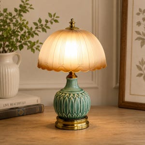 Pleated Rattan Table Lamp – Vintage Scalloped Bedside Nightstand Light With USB Cable, 9.4x11x5.5 Inch, Soft Warm Glow For Bedroom, Living Room, Office Decor