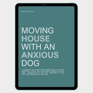 Könnte beinhalten: Ein digitales Tablet mit einem blaugrünen Bildschirm, auf dem der weiße Text "MOVING HOUSE WITH AN ANXIOUS DOG" sowie "A COMPLETE SIX-PHASE STRESS REDUCTION PLAN WITH PRACTICAL TOOLS YOU CAN WORK THROUGH IN REAL TIME. CHECKLISTS TO TICK OFF, TRACKERS TO LOG DAILY AND SCHEDULES TO FOLLOW." zu sehen ist.