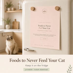 Puede incluir: Un documento imprimible de color rosa claro titulado Foods to Never Feed Your Cat, sujeto a un refrigerador de color crema con dos imanes redondos de madera. El texto incluye una lista de alimentos humanos peligrosos para gatos.