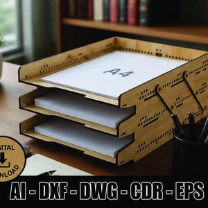 Peut inclure: Un porte-documents en bois à trois niveaux avec des panneaux latéraux découpés au laser et une pile de papier A4. Le plateau présente une finition en bois clair et des découpes géométriques. Un badge affiche DIGITAL DOWNLOAD et AI-DXF-DWG-CDR-EPS.