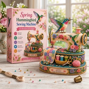 Puede incluir: Un kit de manualidades con cuentas 3D de una máquina de coser, con un colibrí, motivos florales y un cesto de hilos. La caja muestra el texto Spring Hummingbird Sewing Machine y la base dice Love Peace New Beginnings.