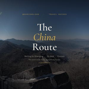 Może przedstawiać: Okładka przewodnika turystycznego zatytułowana The China Route, przedstawiająca krajobraz Wielkiego Muru Chińskiego. Tekst zawiera @HAMISHSLENS, TRAVEL GUIDES, Beijing to Shanghai, 16 days, 6 cities oraz The exact route I took, mapped day by day.