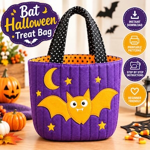Könnte beinhalten: Eine gesteppte, violette Stofftasche für Süßigkeiten mit einer gelben Fledermaus- und Mondsichel-Applikation, schwarz-weiß gepunkteten Henkeln und einem orange-schwarz gepunkteten Innenfutter. Die Tasche zeigt den Text Bat Halloween Treat Bag.