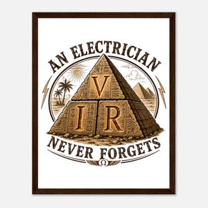 Peut inclure: Une impression encadrée montrant une pyramide brune avec des hiéroglyphes égyptiens et les lettres V, I et R. Le texte AN ELECTRICIAN NEVER FORGETS est arqué autour de la pyramide, avec des éclairs sur les côtés et un symbole oméga en bas.