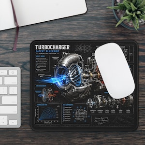 Peut inclure: Un tapis de souris rectangulaire noir présentant un plan technique détaillé d'un turbocompresseur. Le graphique comprend du texte, des schémas et des étiquettes en blanc et bleu tels que Turbocharger Patent Blueprint, How It Works et Key Components.