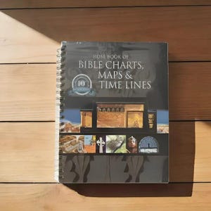 Puede incluir: Un libro de espiral titulado Rose Book of Bible Charts, Maps & Time Lines con una cubierta oscura que presenta un emblema del décimo aniversario, una ilustración arquitectónica central y una serie de imágenes históricas pequeñas.