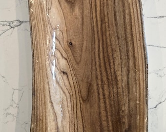 Vassoio da portata in noce con bordo naturale, realizzato a mano.