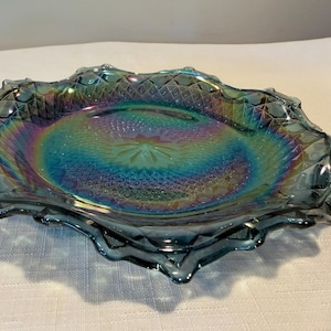 Bombonera vintage de cristal Windsor Blue Carnival de Indiana Glass, iridiscente, con borde ondulado y punta de diamante.