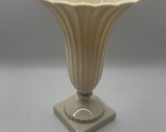 Vaso a tromba vintage Lenox in porcellana avorio, con decorazioni scanalate e a coste, stile neoclassico con piedistallo.