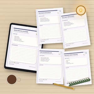 Könnte beinhalten: Ein digitales Tablet mit einem Moon Ritual Planner neben vier gedruckten Seiten mit den Titeln New Moon Intentions, Full Moon Reflection, Last Quarter Release und Monthly Moon Tracker. Eine Kaffeetasse und ein Bleistift sind ebenfalls zu sehen.