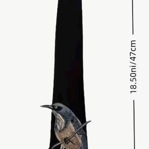 Puede incluir: Una corbata negra con una ilustración detallada de un pájaro posado en una rama con hojas. La corbata mide 47 cm de largo. El pájaro tiene plumaje gris, azul y marrón, y la corbata tiene un borde inferior puntiagudo y un nudo en la parte superior.