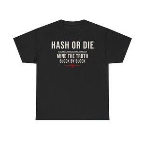 Könnte beinhalten: Ein schwarzes Kurzarm-T-Shirt mit weißem Text, der HASH OR DIE lautet, gefolgt von einer Reihe quadratischer Symbole, dem Text MINE THE TRUTH BLOCK BY BLOCK und einer dünnen horizontalen roten Linie mit einer kleinen Raute in der Mitte.