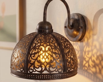 Handgefertigte marokkanische Wandleuchte aus Kupfer, kunstvoll verzierte Wandlampe im Boho-Stil, rustikale Kupferwandleuchte, kunstvolle Metalldekoration