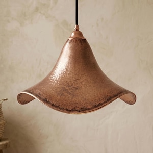 Hamrad kopparhängelampa, oxiderad vågig taklampa, marockansk hantverksmässig boho-inredning