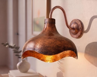 Applique da parete marocchina in rame realizzata a mano, lampada a cupola in rame martellato, lampada rustica artigianale in rame per camera da letto o corridoio.