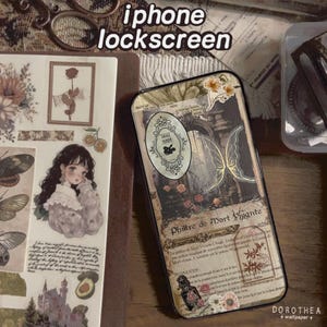 Peut inclure: Un smartphone affichant un écran de verrouillage avec un collage d'illustrations de style vintage, incluant une arche gothique, un papillon, des motifs floraux et le texte Philtre de Mort Vivante, à côté d'une planche d'autocollants avec une fille.