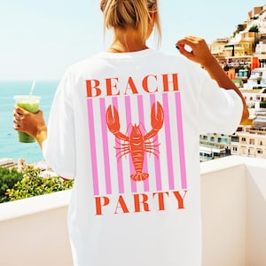 Könnte beinhalten: Ein weißes kurzärmeliges T-Shirt mit einem Grafikdruck auf der Rückseite. Das Design zeigt den orangefarbenen Schriftzug "BEACH" über und "PARTY" unter einer zentralen orangefarbenen Hummer-Illustration auf vertikalen rosa Streifen.