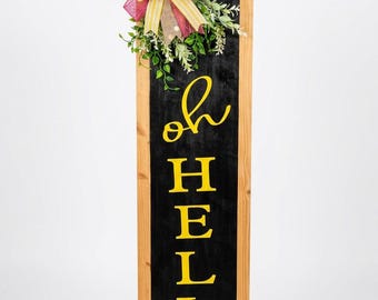 Veranda-skylt: "oh HELLO" med rosett- och lövdetaljer