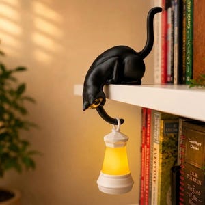 Enfeite de prateleira Gato Preto com Lanterna Pendurada | Decoração de Estante de Gato | Presente para Amantes de Livros | Decoração Aconchegante para Casa | Estatueta de Gato Gótico | Ideal para Leitura