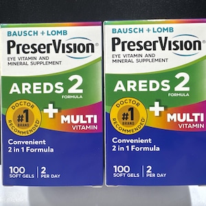 Könnte beinhalten: Zwei identische rechteckige Schachteln mit Bausch + Lomb PreserVision AREDS 2 Formula Augen-Vitamin- und Mineralstoffpräparat. Jede Schachtel hat ein blaues, grünes und violettes Farbverlaufsdesign mit weißem Text und 100 Weichkapseln.