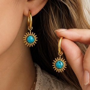 Pendientes de aro vintage turquesa con diseño de rayos de sol, estilo bohemio colgante de acero de titanio tono dorado.