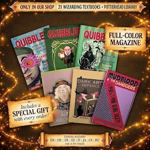 Può includere: Una collezione di sei riviste e diari illustrati a tema magico, inclusi titoli come The Quibbler, Dark Arts Defence e Mudblood & The Daggers. Il set include sovrapposizioni di testo che riportano 21 Wizarding Textbooks e Full-Color Magazine.