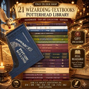 Puede incluir: Una colección de 21 libros de texto de hechicería titulada Potterhead Library, que presenta un libro azul Advanced Potion Making en primer plano y una pila de libros de tapa dura de varios colores con títulos como Book of Spells y Ancient Studies.