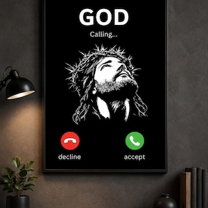Op de afbeelding: Een zwart-witte ingelijste wandprint met een gestileerde afbeelding van Jezus met een doornenkroon. Het ontwerp bootst een inkomend telefoongesprek na met de tekst GOD Calling, een rode decline-knop en een groene accept-knop.