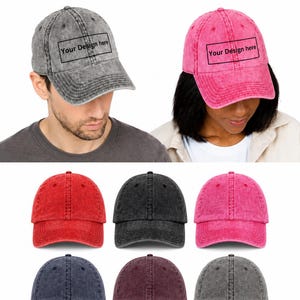 Op de afbeelding: Een collectie van zes-panelen baseballpetten in diverse kleuren zoals rood, zwart, roze, marineblauw en bordeauxrood met een verwassen textuur. Elke pet heeft een rechthoekige patch met de tekst Your Design here.