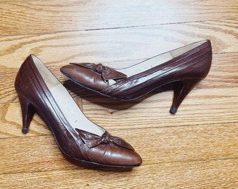 Vintage Ferragamo "Tula Gem" Brown Leather Closed Toe Bow & Pleat Accent Pumps