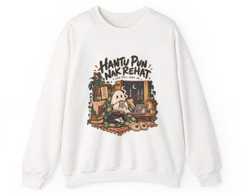 Hantu Pun Nak Rehat Geist studiert unter Büchern Sweatshirt | gruselige, gemütliche Lernatmosphäre