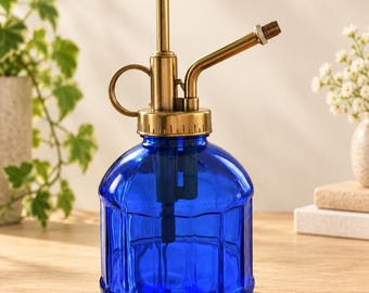 Petit vaporisateur d'eau en verre bleu, style vintage, cadeau idéal pour prendre soin de ses plantes.