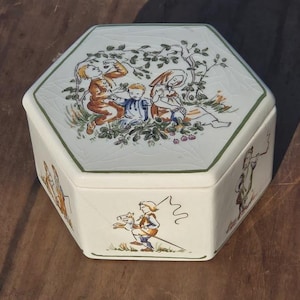 Vintage Regina Gouda hexagonal faience trinket box