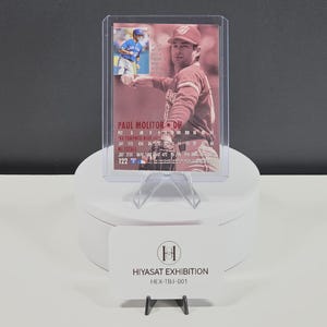 Puede incluir: Una tarjeta de b&eacute;isbol de Paul Molitor en una funda protectora de pl&aacute;stico transparente. La tarjeta presenta una imagen en tono sepia del jugador, una foto insertada m&aacute;s peque&ntilde;a y estad&iacute;sticas impresas. Se exhibe en un soporte con una etiqueta.