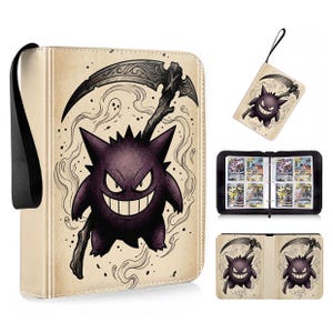 Peut inclure: Un classeur de cartes à collectionner beige illustré d'un personnage Gengar violet tenant une grande faux. Le classeur comprend une dragonne noire, une fermeture éclair et des pochettes en plastique remplies de cartes colorées.