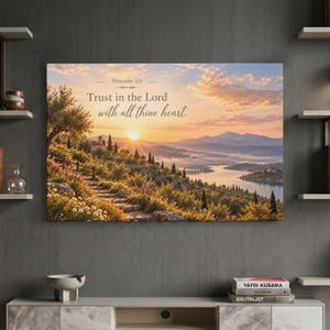 Può includere: Una stampa artistica rettangolare raffigurante un paesaggio all'alba con un sentiero in pietra, alberi e un lago. Il testo "Proverbs 3:5 Trust in the Lord with all thine heart" è stampato in marrone scuro contro il cielo dorato.