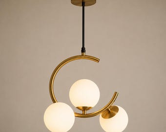 Moderne messing bolvormige kroonluchter, hanglamp met opaalglas in mid-century stijl, luxe plafondlamp voor de eetkamer