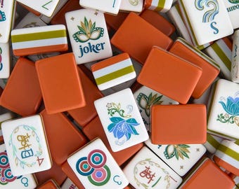 Moderne oranje acryl mahjongset – bloemendessintegels met jokerstukken, luxe handgemaakte bordspelset, cadeau voor gameliefhebbers