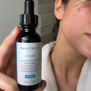 Pu&ograve; includere: Un flacone contagocce in vetro scuro di siero peptidico modulatore di rughe Skin Ceutic P-Tiox. L'etichetta bianca presenta accenti blu e il testo: Skin Ceutic, P-Tiox, wrinkle-modulating peptide serum, improves the look of contraction lines, texture and radiance, Correct, 30 ml / 1 fl oz.