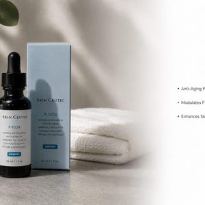 Pu&ograve; includere: Un flacone contagocce in vetro scuro e una scatola rettangolare azzurra di siero peptidico modulatore di rughe Skin Ceutic P-TIOX. L'etichetta e la scatola indicano che migliora l'aspetto delle rughe, la consistenza e la luminosit&agrave;, 30 ml.