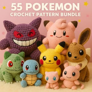 Puede incluir: Una colección de siete peluches de ganchillo que representan varios personajes, incluyendo una criatura morada grande, una figura rosa, un ratón amarillo, una criatura verde, una tortuga azul, una pequeña criatura rosa y un animal marrón. El texto 55 POKEMON CROCHET PATTERN BUNDLE aparece arriba.