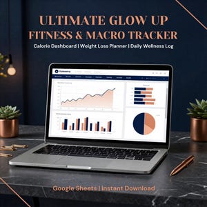 以下が含まれることがあります： Ultimate Glow Up Fitness & Macro Trackerを表示するシルバーのノートパソコン。デジタルダッシュボードには折れ線グラフ、棒グラフ、円グラフが含まれています。画面にはCalorie Dashboard、Weight Loss Planner、Daily Wellness Logのテキストが表示されています。