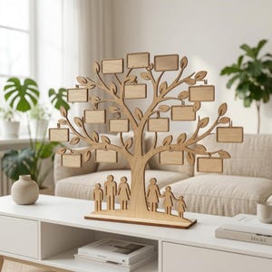 Könnte beinhalten: Ein heller Holzständer in Form eines Stammbaums mit einem zentralen Stamm und Ästen, die mehrere rechteckige Fotorahmen halten. Am Fuß des Baumes befinden sich sechs lasergeschnittene Silhouetten von Menschen in einer Reihe.