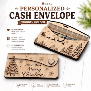 Può includere: Due buste in legno chiaro per contanti con disegni incisi al laser. Una presenta un albero di Natale e il testo John & Mary Merry Christmas. L'altra mostra una slitta con renne, pini e una casa, con una chiusura a forma di cuore.